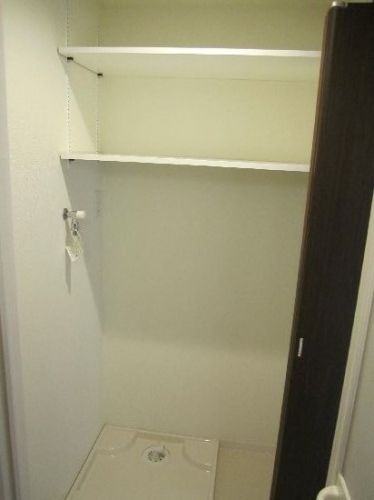 【その他部屋・スペース】　洗濯機置場・上部可動棚