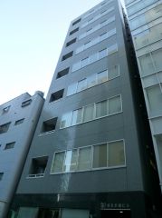 【建物外観】　平成14年築の新耐震基準ビル！