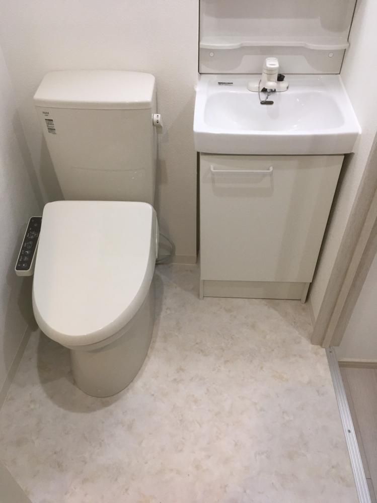 【トイレ】　洗浄便座付トイレ・洗面台下部