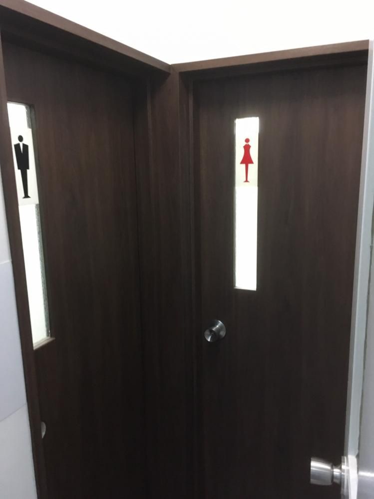【トイレ】　男女別トイレ入口扉