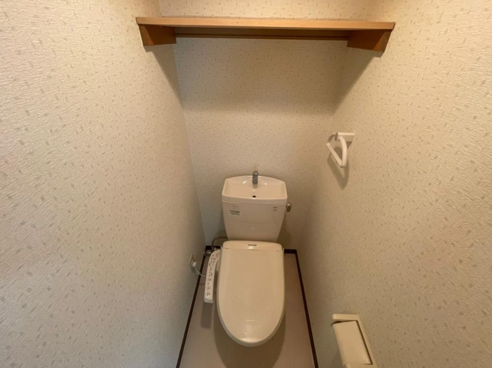 上部に棚のあるトイレは温水洗浄便座付