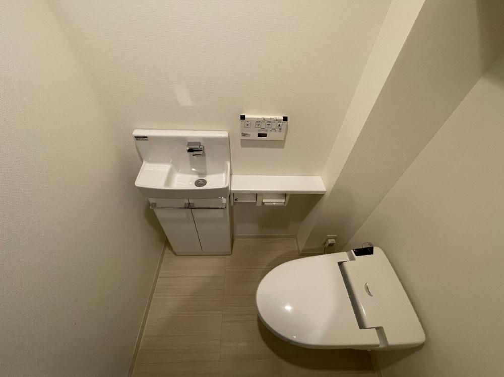 【トイレ】　独立手洗いボウル付タンクレストイレ